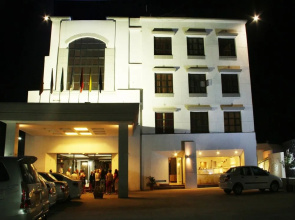 OYO 2037 Hotel Manor