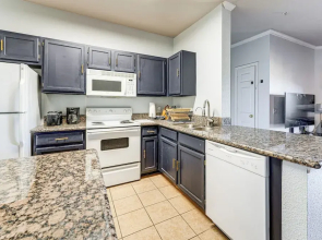 Walk to Papago Park: Condo in Phoenix