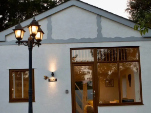 Honey Bee Cottage, Tiny House, Welshpool