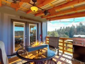 Studio w/ Loft, Hot Tub & Views in Marshall!