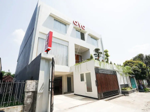 OYO 747 Cipunegara Residence