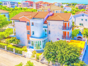 Apartment Matea 220m from the beach