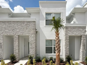 Upstay - Modern Family Townhouse w Private Pool