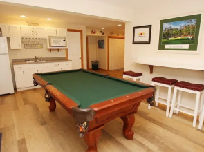 The Green Wave - 7 Br home by RedAwning