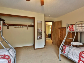 Killington Mountain Retreat: Great Ski House For Families & Groups! Close To Mountain! Hot Tub. 4 Bedroom Home