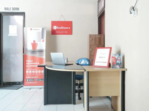 RedDoorz Hostel @ Borobudur Street