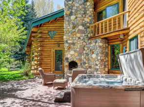 Life on Easy Street w/ Hot Tub: 7 Mi to Dwtn!