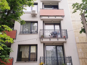 Bright and Newly Refurbished Apartment Near Center