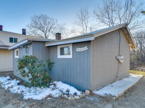 Ellis River Cottage ~ 3 Mi to Attitash Mountain!