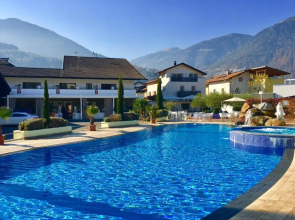 Schlosshof Charme Resort – Hotel & Camping