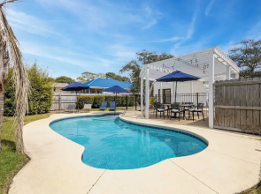 Pelican Retreat by Avantstay 5 Mins TO Beach Pet Friendly w/ Pool & Bbq!