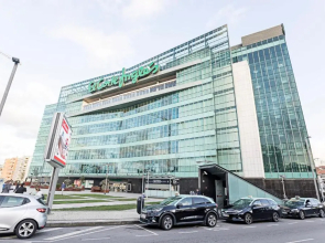 2BR Flat by Metro w/ Free Parking by LovelyStay