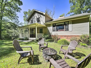 Brevard Retreat ~ 3 Mi to Downtown!