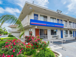Motel 6 Bakersfield, CA - Airport