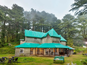 StayVista at 8Oaks - Ancestral Bungalow with massive lawn