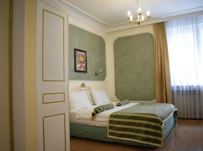 Queen's Astoria Design