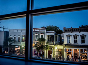 493 King Luxury Suites