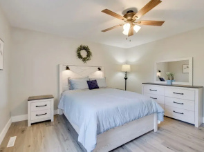 Cheerful Townhouse - Walk to Table Rock Lake!