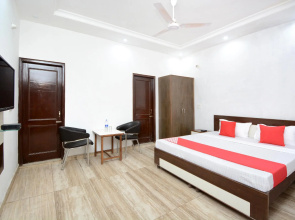 OYO 30349 Hotel Mm Crown