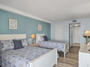 Anchorage Resort 8th Floor Condo In Siesta Key With Resort Amenities And Private Beach Access! 2 Bedroom Condo