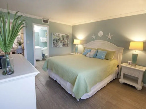 Gulf Shore Condo #204 - 2 Br condo by RedAwning