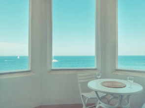 Seafront Apartment, Marvelous Views GR8 Location