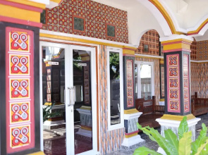 Urbanview Hotel Eropa Maros Near Sultan Hasanuddin Airport by RedDoorz
