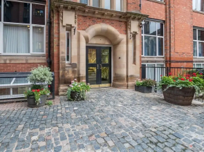 Modern and Bright 1 Bedroom Apartment