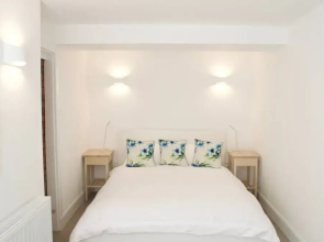 Beautiful 1 Bedroom Apartment On Broughton Street