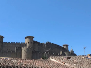 Au Pied Des Remparts