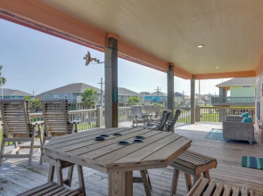 Walk to Beach: Coastal Gem in Bolivar Peninsula!