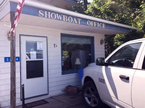 Showboat Motel Restaurant & Bar