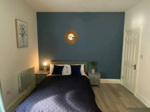 London Road Flats -Free parking, WIFI and basic amenities Houses up to 3 people per flat