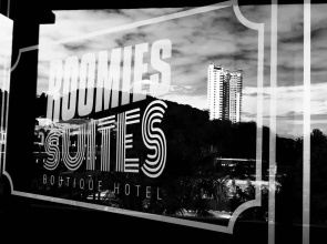 Roomies Suites