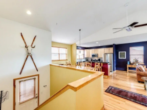 97A Exceptional Views, 4 BR, Central Location by RedAwning