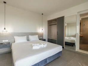 Sky-High Central Penthouse - 03