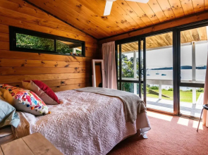 Peaceful Picnic Bay - Surfdale Holiday Home