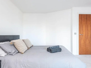 Amazing apartment with waterside views!