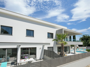 Cozy Apartment With Terrace in Fažana