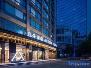 Chongqing West Station Longhu Yunling Tianjie Atour Hotel
