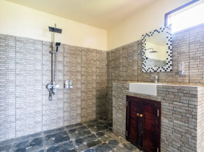 Pini Sentana Village