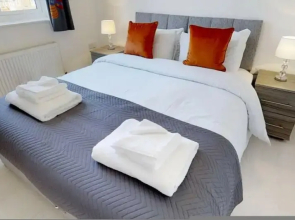 Stayzo Cole Green Lane - Free Parking