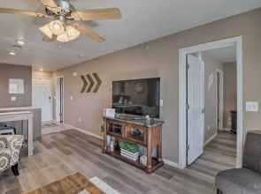 Modern Resort Condo ~ 3 Mi to Branson Landing