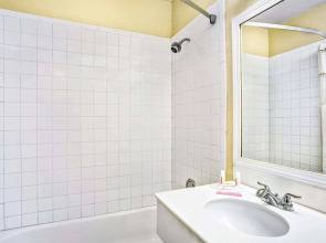 Travelodge Center Strip