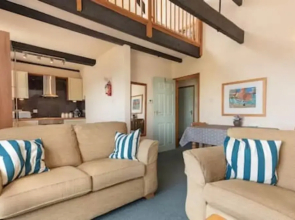 Harbourside Apartment With Seaviews and Parking