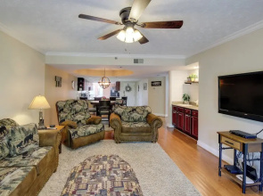 Gatehouse Condo: End Unit w/ Dtwn Gatlinburg View!