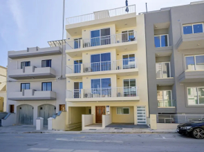 Summer Breeze Penthouse with large Terrace and Hot Tub by Getaways Malta