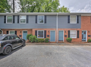 Charlotte Condo w/ Patio: 4 Mi to Downtown!