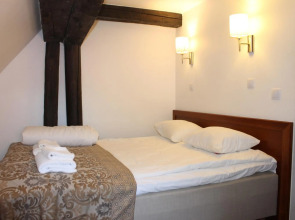 Отель Three Crowns Residents