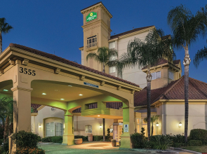 La Quinta Inn & Suites by Wyndham Ontario Airport
